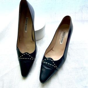 Black leather kitten heel Manolo Blahnik pumps 39